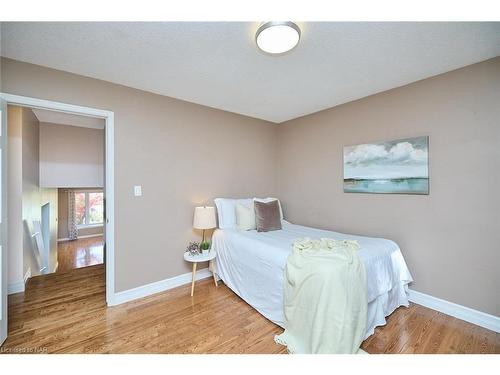 110 Strada Boulevard, St. Catharines, ON - Indoor Photo Showing Bedroom