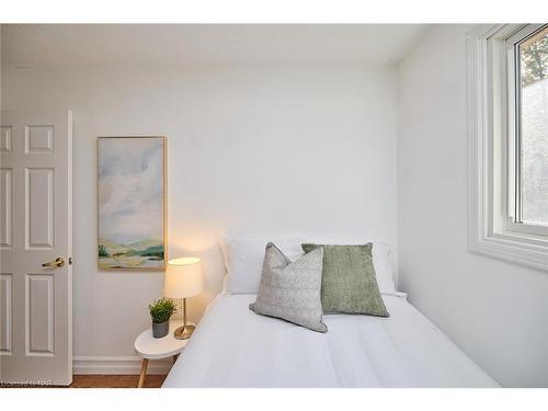 110 Strada Boulevard, St. Catharines, ON - Indoor Photo Showing Bedroom