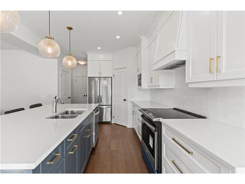 141 Susan Drive, Fonthill, ON - Indoor Photo Showing Kitchen With Double Sink With Upgraded Kitchen