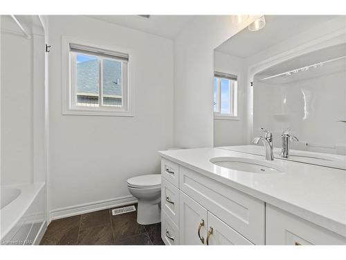 141 Susan Drive, Fonthill, ON - Indoor Photo Showing Bathroom