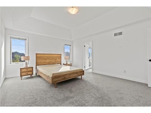 141 Susan Drive, Fonthill, ON - Indoor Photo Showing Bedroom