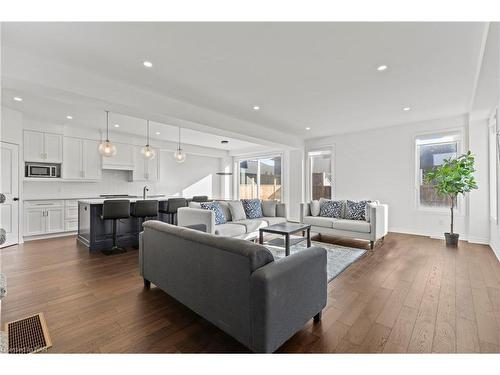 141 Susan Drive, Fonthill, ON - Indoor Photo Showing Living Room