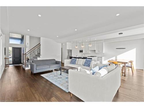 141 Susan Drive, Fonthill, ON - Indoor Photo Showing Living Room