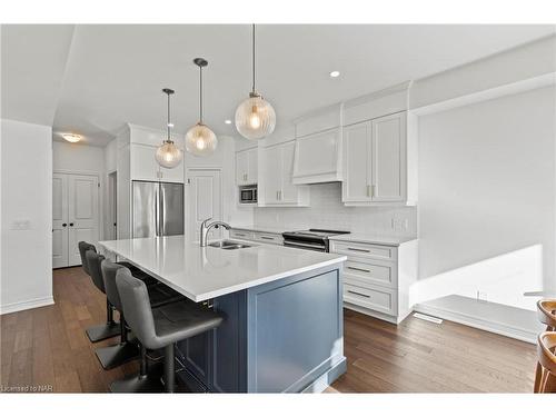 141 Susan Drive, Fonthill, ON - Indoor Photo Showing Kitchen With Double Sink With Upgraded Kitchen