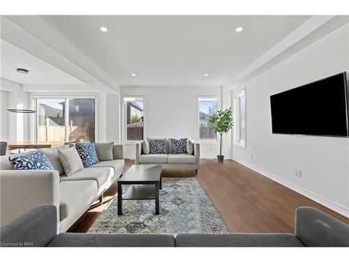 141 Susan Drive, Fonthill, ON - Indoor Photo Showing Living Room