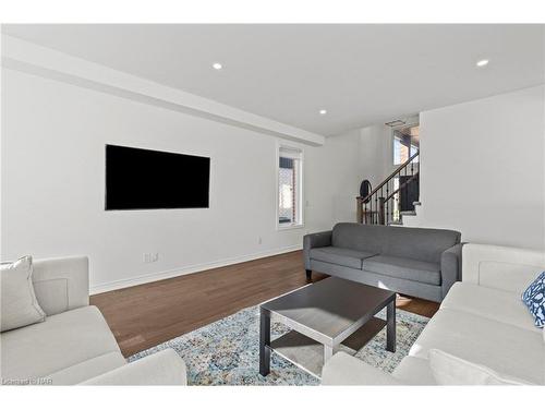 141 Susan Drive, Fonthill, ON - Indoor Photo Showing Living Room