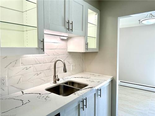 6-286 Vine Street, St. Catharines, ON - Indoor Photo Showing Kitchen With Double Sink