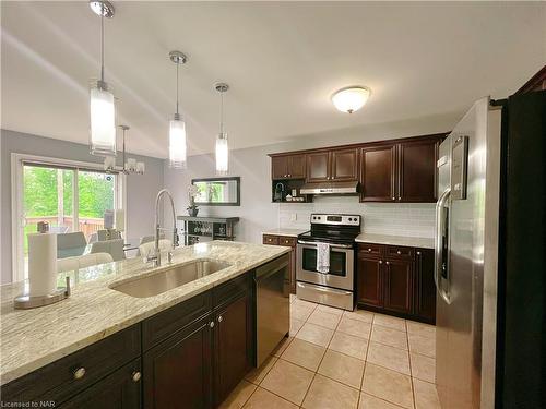 712 Dominion Road, Fort Erie, ON - Indoor Photo Showing Kitchen With Upgraded Kitchen