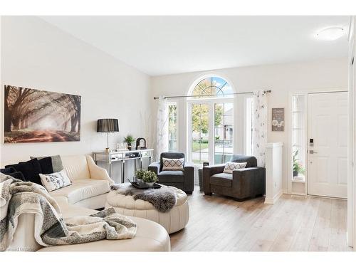 16 Shaver Road, St. Catharines, ON - Indoor Photo Showing Living Room