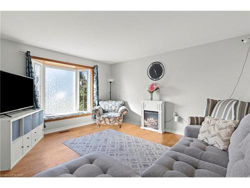 326 Bowen Road, Fort Erie, ON - Indoor Photo Showing Living Room