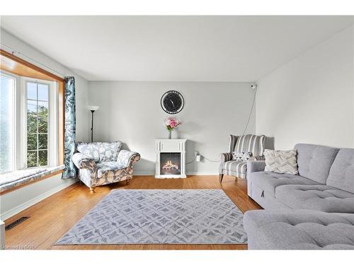 326 Bowen Road, Fort Erie, ON - Indoor Photo Showing Living Room With Fireplace