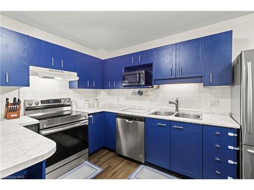 326 Bowen Road, Fort Erie, ON - Indoor Photo Showing Kitchen With Stainless Steel Kitchen With Double Sink With Upgraded Kitchen