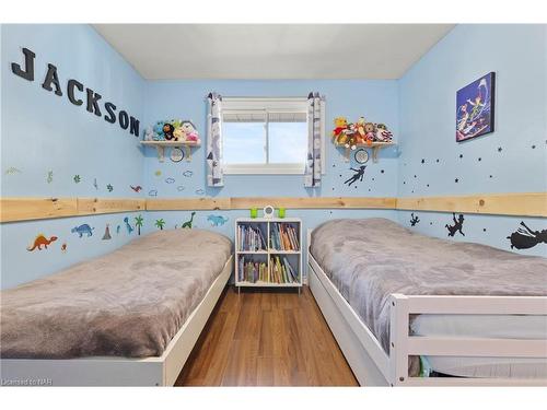 326 Bowen Road, Fort Erie, ON - Indoor Photo Showing Bedroom