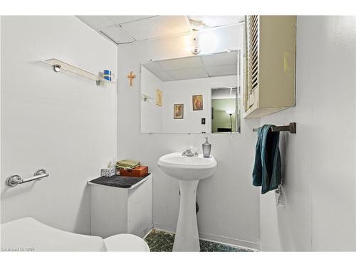 326 Bowen Road, Fort Erie, ON - Indoor Photo Showing Bathroom