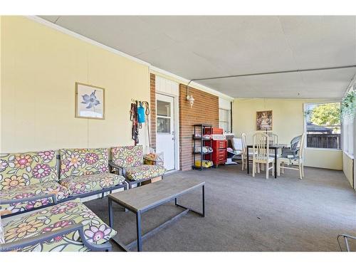 326 Bowen Road, Fort Erie, ON - Indoor Photo Showing Living Room