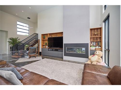 1508 Gregory Road, St. Catharines, ON - Indoor Photo Showing Living Room With Fireplace