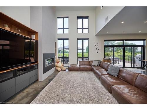 1508 Gregory Road, St. Catharines, ON - Indoor Photo Showing Living Room With Fireplace