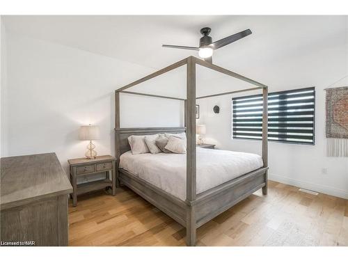 1007 Clare Avenue, Fonthill, ON - Indoor Photo Showing Bedroom