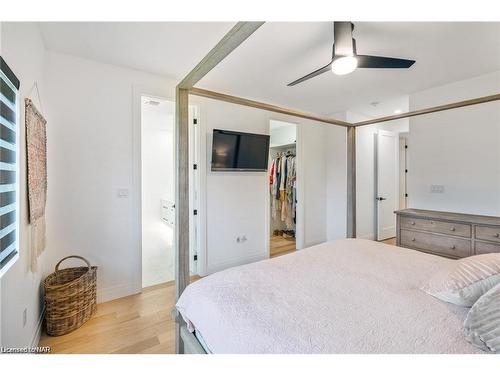 1007 Clare Avenue, Fonthill, ON - Indoor Photo Showing Bedroom