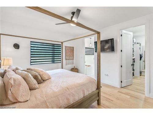 1007 Clare Avenue, Fonthill, ON - Indoor Photo Showing Bedroom