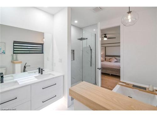 1007 Clare Avenue, Fonthill, ON - Indoor Photo Showing Bathroom