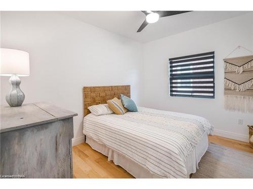 1007 Clare Avenue, Fonthill, ON - Indoor Photo Showing Bedroom