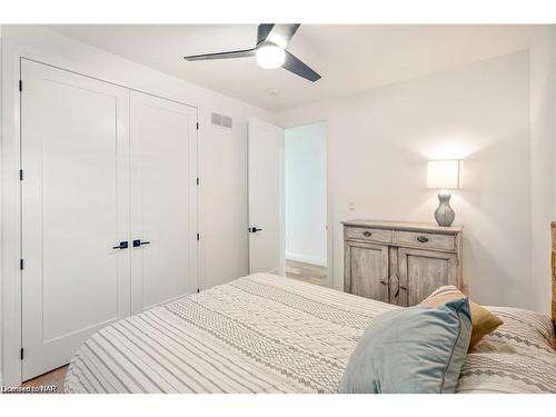 1007 Clare Avenue, Fonthill, ON - Indoor Photo Showing Bedroom