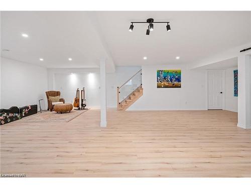 1007 Clare Avenue, Fonthill, ON - Indoor Photo Showing Other Room