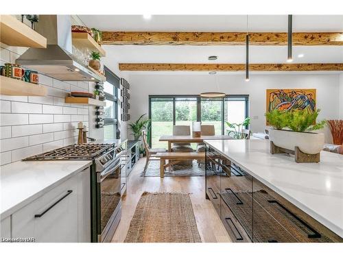 1007 Clare Avenue, Fonthill, ON - Indoor Photo Showing Kitchen With Upgraded Kitchen