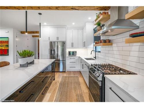 1007 Clare Avenue, Fonthill, ON - Indoor Photo Showing Kitchen With Upgraded Kitchen