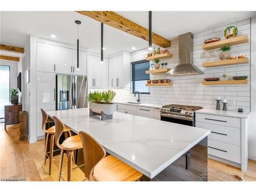 1007 Clare Avenue, Fonthill, ON - Indoor Photo Showing Kitchen With Upgraded Kitchen