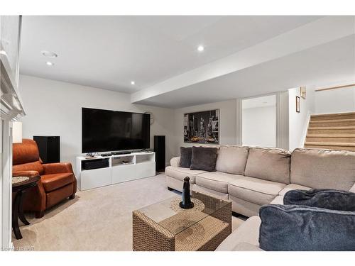 75-154 Port Robinson Road, Fonthill, ON - Indoor Photo Showing Living Room