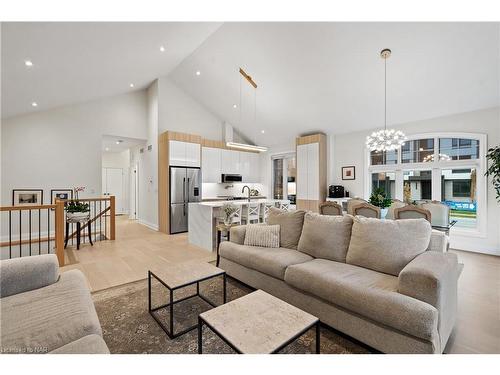 75-154 Port Robinson Road, Fonthill, ON - Indoor Photo Showing Living Room