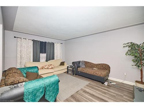 5 East Hampton Road, St. Catharines, ON - Indoor Photo Showing Living Room