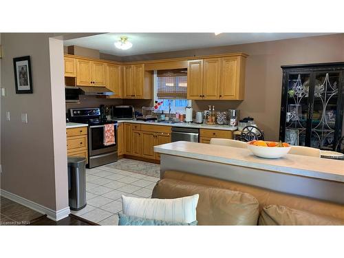 7 Miranda Court, Welland, ON - Indoor Photo Showing Kitchen With Double Sink