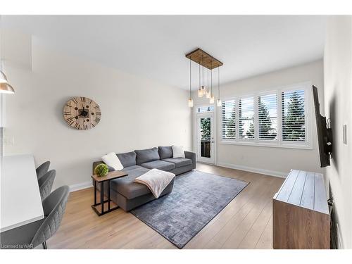 72 Cannery Drive, St. Davids, ON - Indoor Photo Showing Living Room