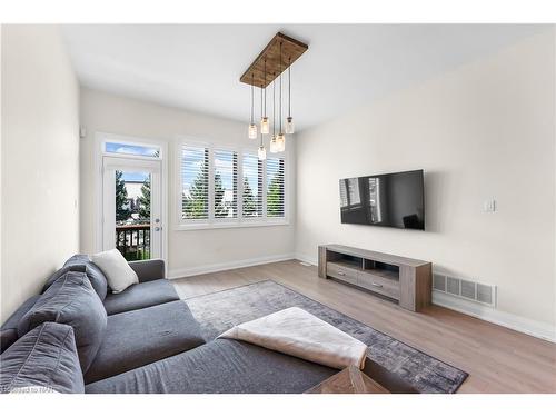 72 Cannery Drive, St. Davids, ON - Indoor Photo Showing Living Room