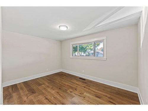 10 Fisher Crescent, Hamilton, ON - Indoor Photo Showing Other Room