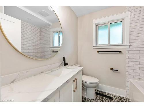 10 Fisher Crescent, Hamilton, ON - Indoor Photo Showing Bathroom