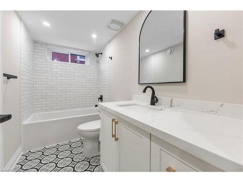 10 Fisher Crescent, Hamilton, ON - Indoor Photo Showing Bathroom