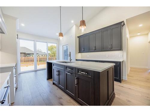 1051 Pelham Street, Fonthill, ON - Indoor Photo Showing Kitchen With Upgraded Kitchen