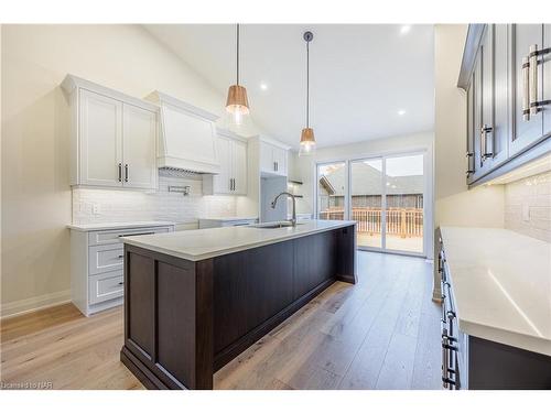 1051 Pelham Street, Fonthill, ON - Indoor Photo Showing Kitchen With Upgraded Kitchen