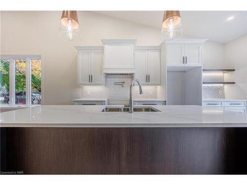 1051 Pelham Street, Fonthill, ON - Indoor Photo Showing Kitchen