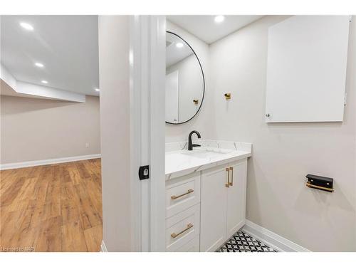 10 Fisher Crescent, Hamilton, ON - Indoor Photo Showing Bathroom