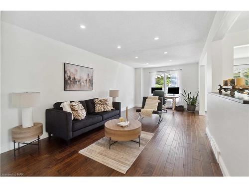 9 Culligan Crescent, Thorold, ON - Indoor Photo Showing Living Room