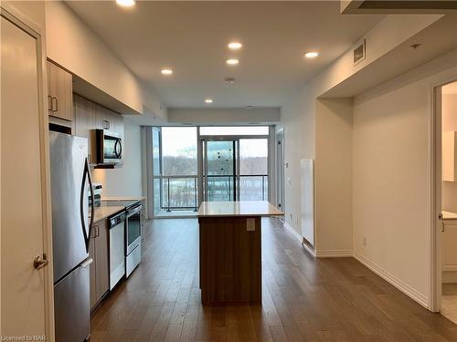 504-7711 Green Vista Gate, Niagara Falls, ON - Indoor Photo Showing Kitchen