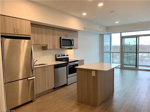 504-7711 Green Vista Gate, Niagara Falls, ON - Indoor Photo Showing Kitchen