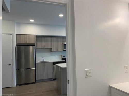 504-7711 Green Vista Gate, Niagara Falls, ON - Indoor Photo Showing Kitchen