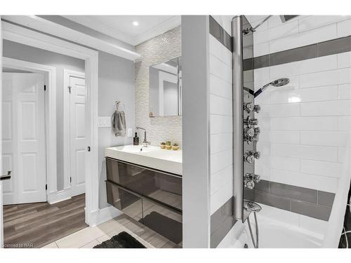 23 Pinewood Avenue, Grimsby, ON - Indoor Photo Showing Bathroom