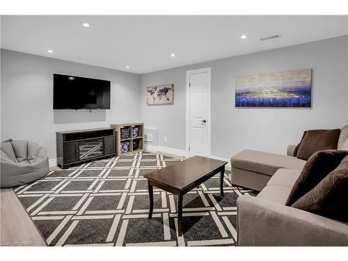 23 Pinewood Avenue, Grimsby, ON - Indoor Photo Showing Living Room